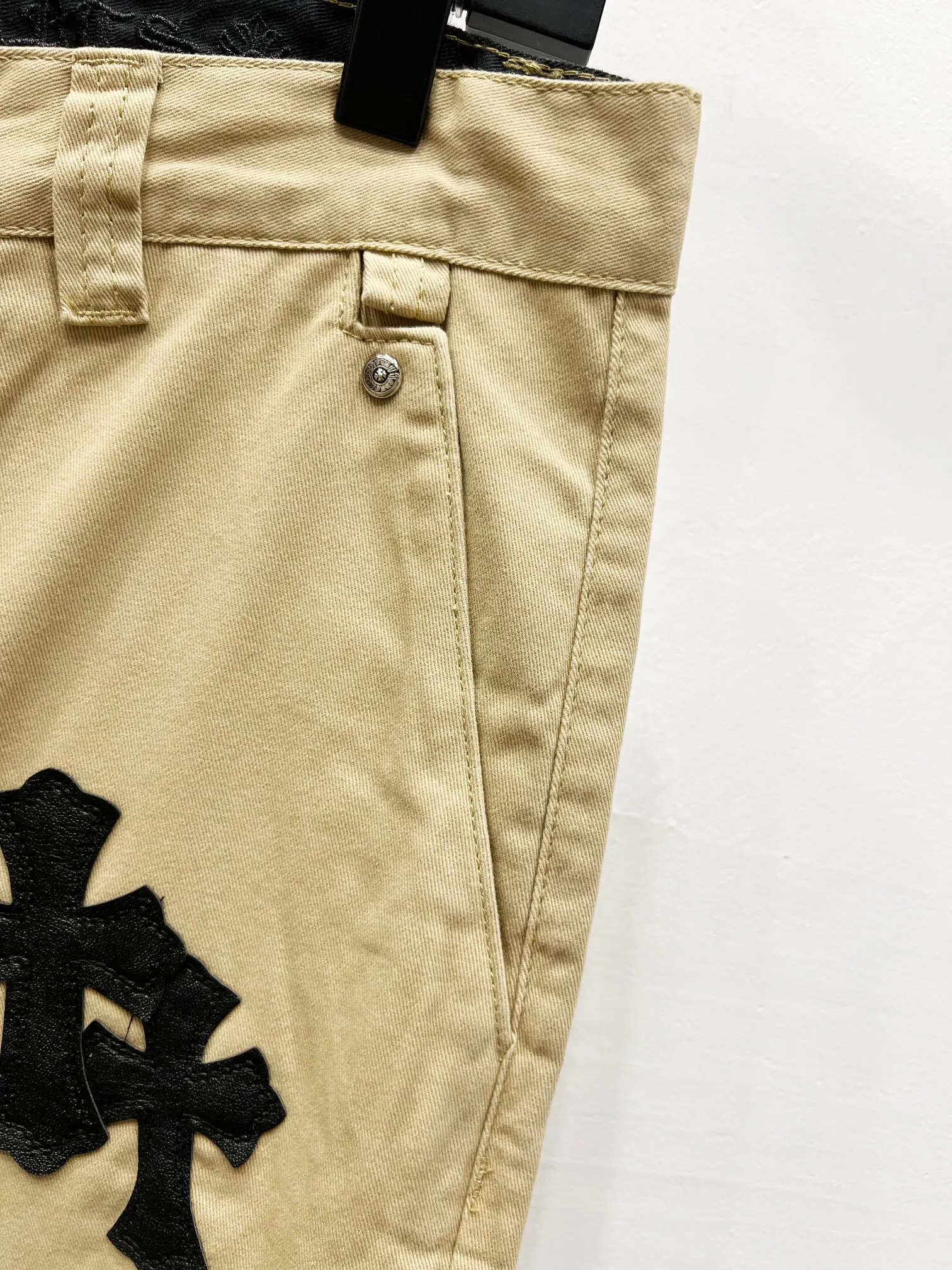 P260 Style Number: (W002) ChromeHearts & Khaki Leather Cross Piece Leather Straight Jeans Ceiling-Level Jeans A pair is hard to find at the counter‼ ️About Zangyin✅This is an extremely luxurious fashion brand that can also be called the aristocracy of the high street. It has always been an exclusive brand for some hipsters or rich second generations. The color of this model is already very eye-catching by using a unique washed material. It is decorated with pink patch cross flowers, which cleverly highlights the charm of the brand. Secondly, this model adopts a classic high-waist cut design, which highlights the long legs and fashionable temperament of the upper body. The brand is highly recognizable and the slim-fitting configuration is more suitable for daily wear. The personality will be fashionable and the specifications can be seen at a glance. Materials and technology ✅ Needless to say, this point goes without saying. As an excellent craftsman brand, Zangyin's requirements for details and craftsmanship are really perfect. The washed color of this model has gone through a lot of processes, not to mention the embellishment of the denim appliqués. It is also purely handmade and sewn. Just like what they believe in, only handmade things have soul and have the meaning of wearing. A top-notch heavy-duty fashionable denim item, recommended by both hands‼ ️ Size: 28, 30, 32, 34, 36 (S-XXL) Color: Khaki